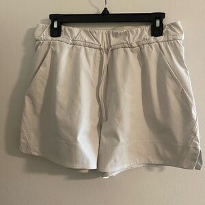 Lululemon Bone High Rise Woven Short (M)